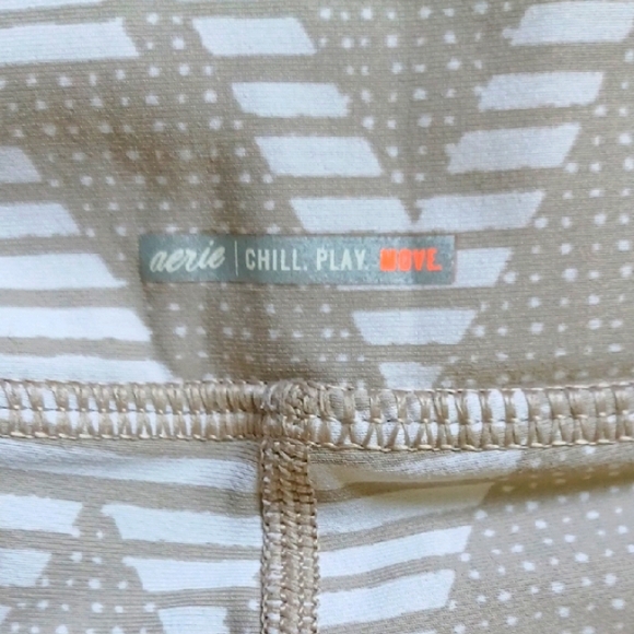 Aerie Tan & White Geometric Print Leggings - Picture 7 of 8